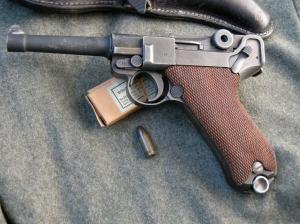 Ein frægasta og vinsælasta hönnun á skammbyssu.  Fyrst framleidd 1908.  Þúsundir rötuðu til Bandaríkjanna með hermönnum seinna stríðs sem minjagripir.  Vinsælar eftirlíkingar eru enn seldar í bílförmum.