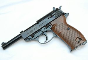 Walther P38. Sú sem tók við af dýrri framleiðslu á Luger P08.